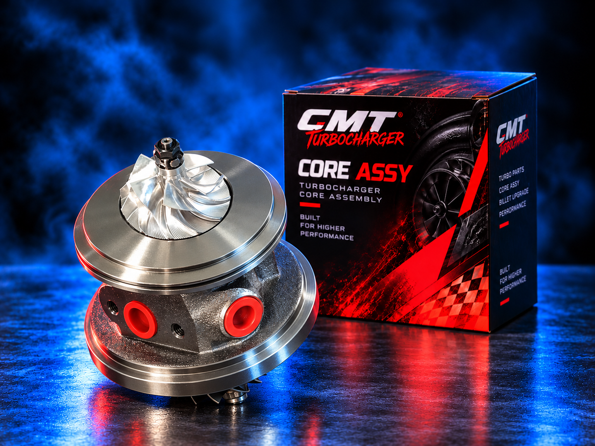 Core Assy CMT-CA-00001-B per turbo VW 04L253019A — Billet MFS, vista laterale con confezione CMT Turbocharger; immagine ambientata illustrativa